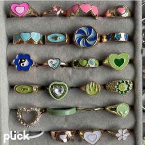 fina ringar - (Alla finns kvar, dock få av varje sort) Säljer ringar ❤️‍🔥❤️‍🔥 1 för 25, 2 för 45, 3 för 60 kr + frakt 18 Storlek 1.7-1.9 cm i diameter, vissa även justerbara Finns ca 3 på lager av varje sort,  SKRIV VID INTRESSE <3