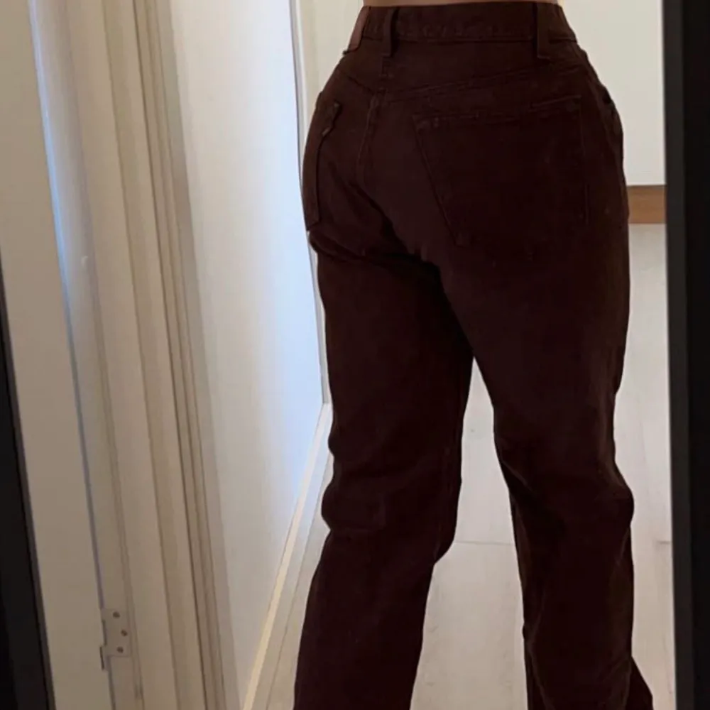 Ska sälja mina fina bruna lågmidjade Levis 501 jeans. De är köpta på humana i Stockholm men är fortfarande i bra kvalitet. De är vintage och därför ser färgen lite ”sliten” ut, vilket ser riktigt fint ut. De sitter ganska baggy på mig som brukar ha storlek 36/S. De är ganska långa, men passar bra till mig som är 172. Super trendiga och coola!🤎🤎 Pris går att diskuteras💐. Jeans & Byxor.