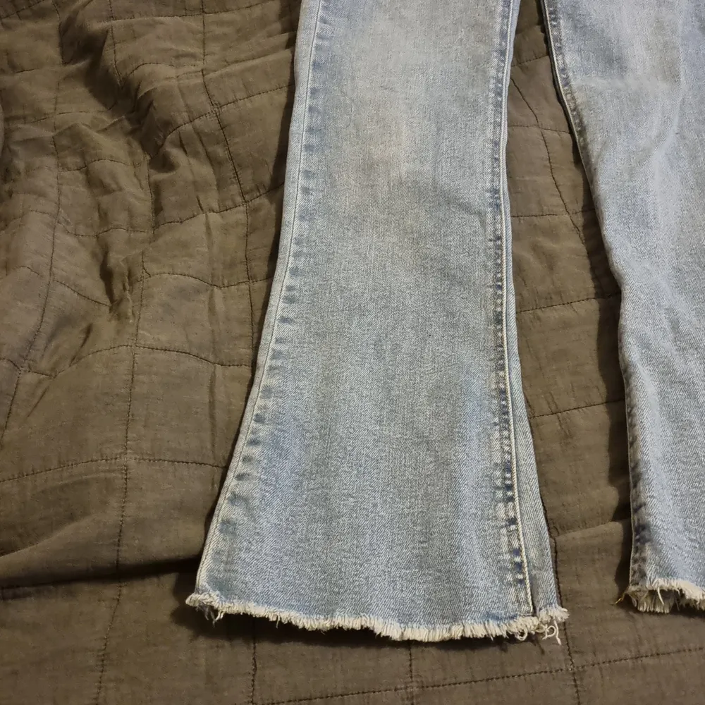 Säljer ett par jeans från gina tricot. Dom är i storlek 152. Dom är även lite utsvängda där nere!. Jeans & Byxor.