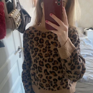 Stickad tröja  - Brun stickad leopardtröja ifrån h&m i storlek s. Säljer då den inte kommer till användning längre🤎🤎