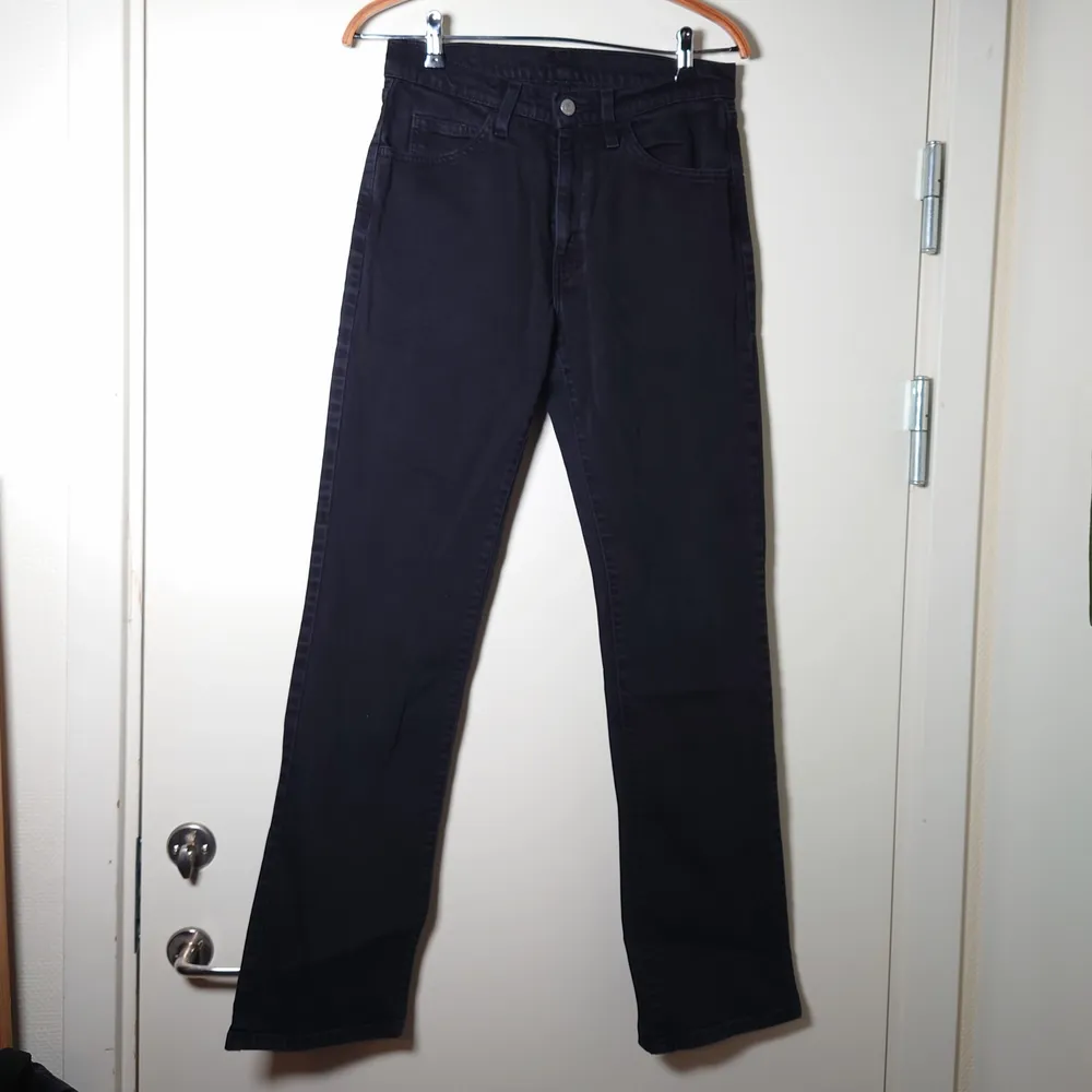 Svarta, raka Levi's jeans med waist 31 och length 34🌱. Jeans & Byxor.