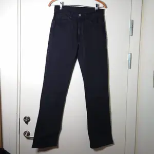 Svarta, raka Levi's jeans med waist 31 och length 34🌱