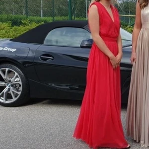 Balklänning  - Använd 1 gång, kortat ner den och sytt ihop överdelen men enkelt så de går att separera på den om man vill ha de mer ”öppet”. Klänningen passar perfekt nån som är 160-165 i längden.