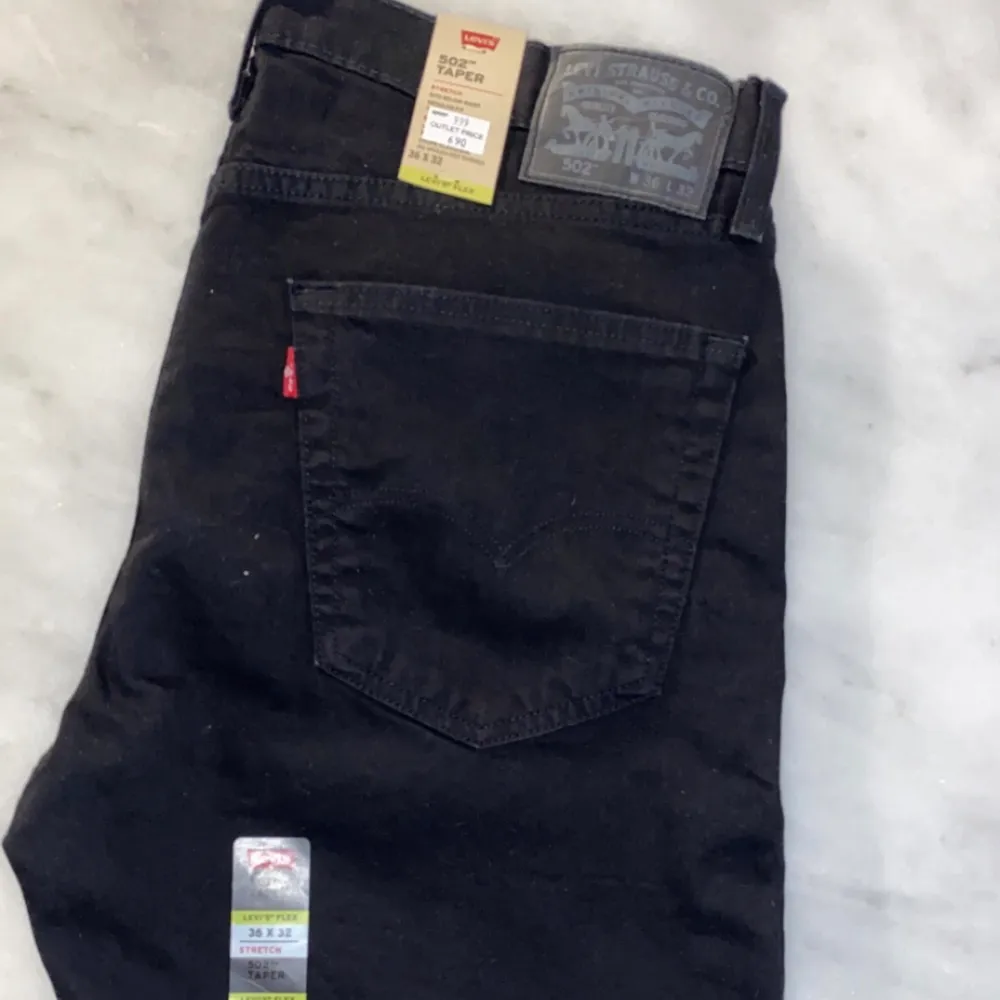 Levis svart 502  Strl: 36x32 Nyskick  Diesel blå  Strl: 33x32 Ny  Levis blå 502 Strl: 33x32 Ny (SÅLD)  250kr/st Jeans för Män. Jeans & Byxor.