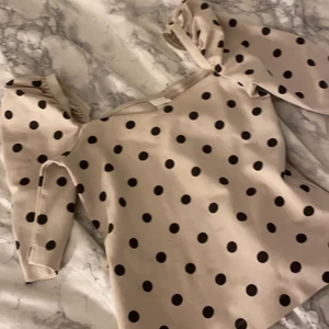 Tröja - Jätte fin topp, passar till det mesta både finare o vardagligare tillfällen ❤️‍🔥❤️‍🔥 kan tänka mig gå ner i pris vid snabb affär