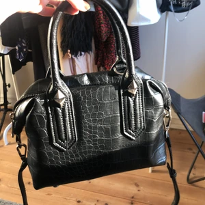 Zara väska nitar - Så cool väska från zara med nitar! Får plats med mycket! Använd få gånger efter köp❤️