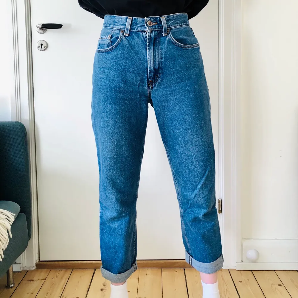 Sjukt snygga vintage jeans som liknar levi’s väldigt mycket! Hög midja som är lite smalare som gamla 501:or. Uppskattar till strl 36 som personen på bilderna. Kap!!. Jeans & Byxor.