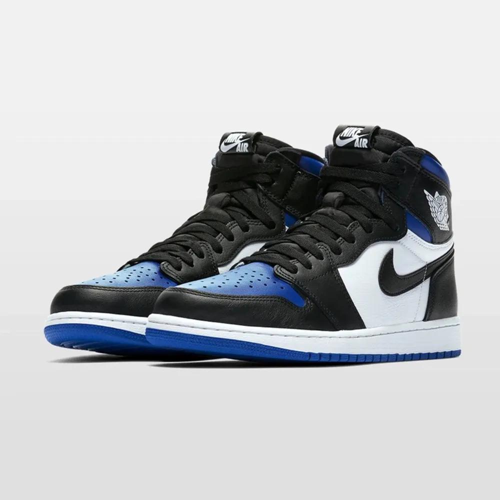 Säljer mina Jordan 1 blue toe i storlek 40,5. De är som nya däremot har ett par creases (kommer med blåa samt svarta skosnören och skolådan) 💙. Skor.