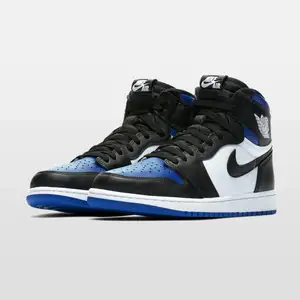 Säljer mina Jordan 1 blue toe i storlek 40,5. De är som nya däremot har ett par creases (kommer med blåa samt svarta skosnören och skolådan) 💙