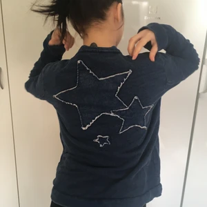 Kofta storlek small  - Jeans färgad Kofta med stjärnor 🤩  i bra skick köpt secondhand. Kan mötas upp i slussen/Liljeholmen eller frakta. Frakt ingår inte i priset.