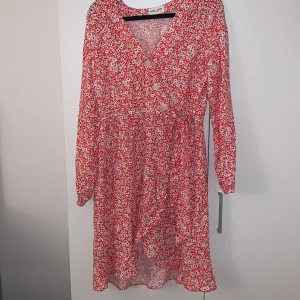 Klänning - Super söt sommar  klänning använd en gång endast! Storlek S/M