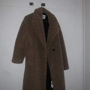 Teddy kappa - Säljer denna helt nya Teddy kappan/jacka. Helt oanvänd. Den grå ner till knäna på mig och jag e 163. Skriv prov för fler bilder 🥰 köparen står för frakten ❤️