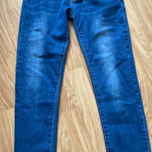 Oanvända Mörk blåa jeans köpta på ullared inköp pris är 199kr men säljer för 30 därav att de är avklippa i benen för att bli kortare. Kom privat om du vill veta mer Är från pojkavdelningen men funkar för tjejer också. 