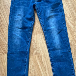 Mörk blåa jeans strl 164  - Oanvända Mörk blåa jeans köpta på ullared inköp pris är 199kr men säljer för 30 därav att de är avklippa i benen för att bli kortare. Kom privat om du vill veta mer Är från pojkavdelningen men funkar för tjejer också. 
