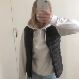 Svart väst - Svart väst från Mango, storlek xs💞Utropspris 100kr men om fler skulle vara intresserade kan jag starta en budgivning. HÖGSTA BUD 260kr BUDGIVNINGEN AVSLUTAS PÅ SÖNDAG 3/4