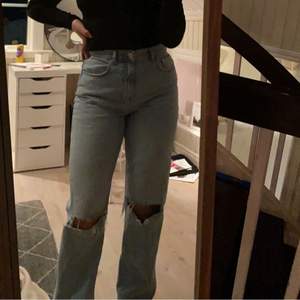 Säljer dessa 90s high waist jeans från Gina Tricot då de inte kommer till någon användning längre☺️💕