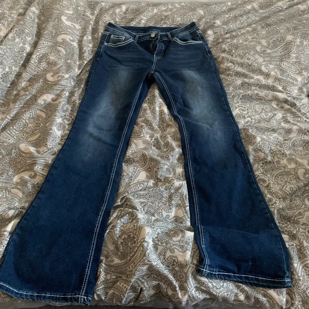 säljer dessa assnygga jeans med fickor där bakk. Köptes för 289 och är i strl 38! Har endast blivit testade så de är som nya💓. Jeans & Byxor.