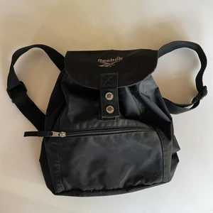 Vintage Reebok ryggsäck - Vintage Reebok mini ryggsäck i bra skick. Det ända tråkigt är att snören är lite luddiga men jag ska försöka snygga till dom innan jag sälja. Köparen står för frakt 