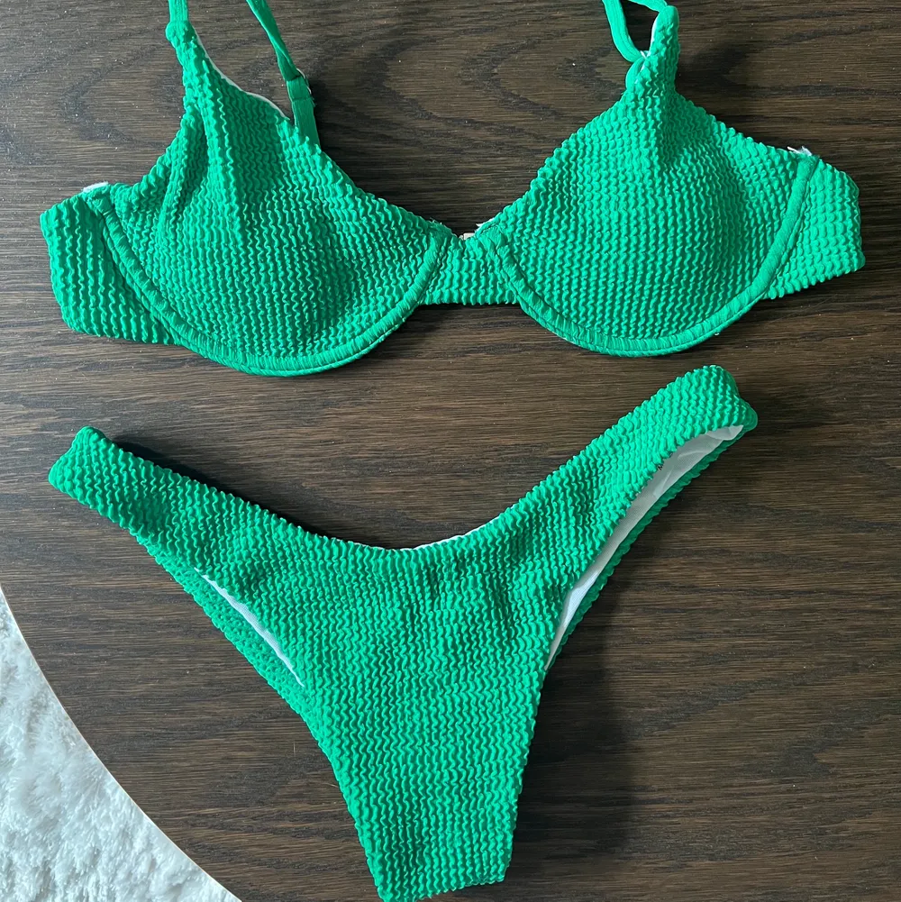 Grön bikini från shein, precis som ny då den endast är testad. Tyvärr var denna lite liten för mig, den är storlek M men skulle mer säga att den passar en S💚💚. Toppar.