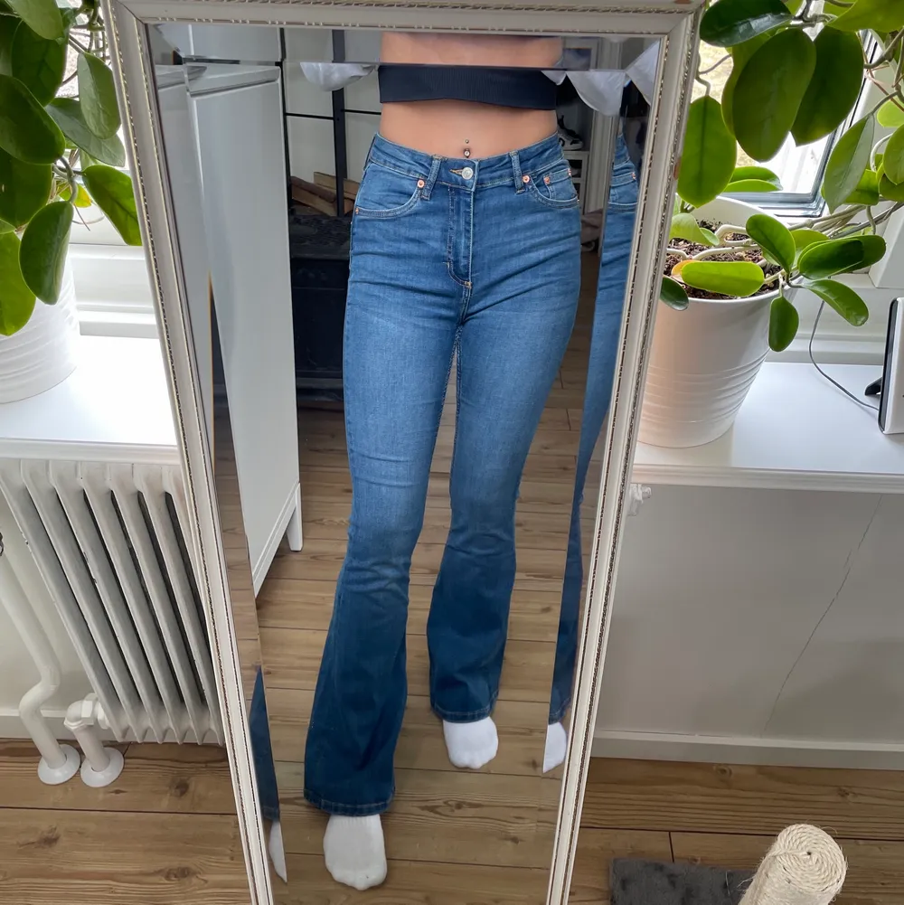 Flared jeans, köpta på Lager157. Endast använda 1 gång!!. Jeans & Byxor.