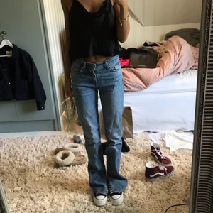 Jeans straight - Säljer mina favojeans från mango med slits då dom inte kommer till användning längre, lite slitna nere vid benslutet men i fint skick i övrigt ❤️ kan mötas eller så tillkommer frakt!
