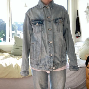 oversized ljusblå jeansjacka  - köpt från topshop längesen men sparsamt använd därmed i gott skick, fickor finns<3 PM för fler bilder