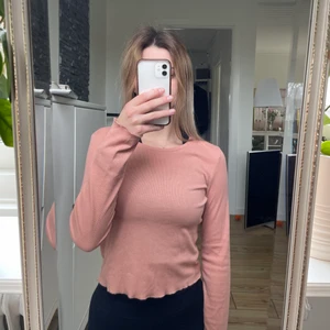 Tröja - Använder aldrig den här superfina toppen med små volanger runt handleder och längst ner på tröjan, så jag säljer den. Strl S