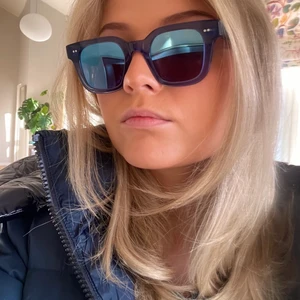 Blå solglasögon - Blå solglasögon med spegeleffekt från Chimi. Gammal färg så finns inte längre att köpa. Skitsnygga både till sommaren eller i skidbacken. I nyskick!