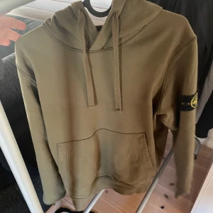 Stone island hoodie storlek S - En stone island hoodie i extremt bra skick. Endast använd ett fåtal gånger. Köpt på NK. Storlek S