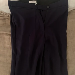 Kostymbyxor - Mörkblå kostymbyxor😍 säljer eftersom de är lite för korta för mig är 169cm 