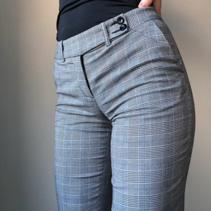 Rutiga kostymbyxor  - Perfekta kostymbyxor i rutigt tyg! Raka ben. Något korta på mig som är 1,80 lång. Kommentera för ytterligare info🤩💗