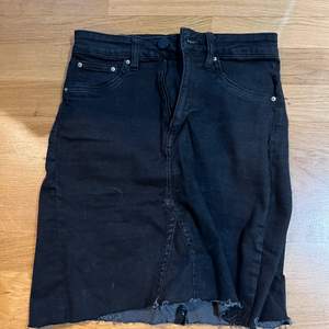 Väldigt fin svart jeans kjol från lager 157. Använde mycket innan man är inte min stil längre 