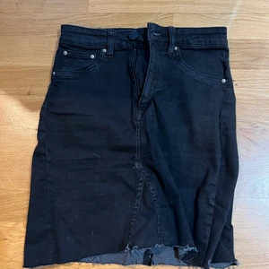 Jeans kjol - Väldigt fin svart jeans kjol från lager 157. Använde mycket innan man är inte min stil längre 