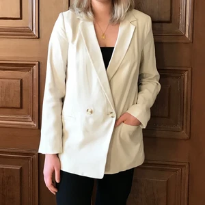 Beige kavaj - Beige kavaj från H&M. I bra skick! Storlek 40 men liten i storleken då den passar mig som har strl 38. Skulle även passa mer oversized på en strl 36.