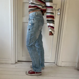 Lågmidjade baggy jeans - Lågmidjade vintage baggy jeans från H&M. Höftstorlek 28. Jättesnygga men kommer ej till användning. Modellen är 165 cm men byxorna är lite för långa. Köparen står för frakten. Skriv om du är intresserad!