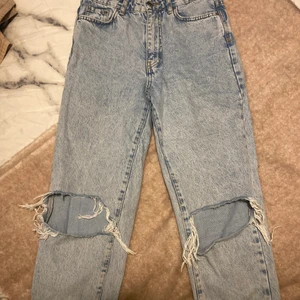 Gina Jeans  - Fina jeans från Gina Tricot. Använda men fint skick💕 Storlek 34. 60 kr +frakt 