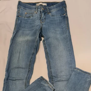 Jeans  - Jeans från Ginatricot i storlek xs med mycket strech i fint skick 