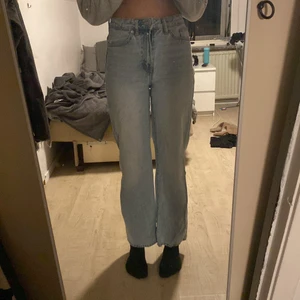 Jeans - Wide jeans från lager 157. Ljusblåa och dem är i bra skick. Jag är 176 och dem är npgot korta, derflr säljer jag dem