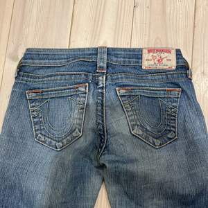 Äkta true religon jeans! Bra passform strl 25 sparsamt använda låg midja kan byta mot andra true religon jeans 💓
