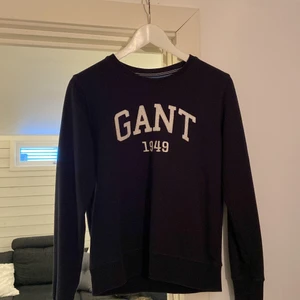 Gant tröja  - Säljer min ganttröja då den inte kommer till användning längre. Är i fint skick. Är i storlek 170 och motsvarar en XS/S. Skriv för fler bilder. Köparen står för frakten!