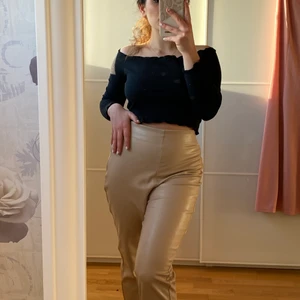 Byxor - Nelly  - Säljer ett par jettefina byxor från Nelly. Har inte använts många gånger alls. Ser helt nya ut. Storlek xs.