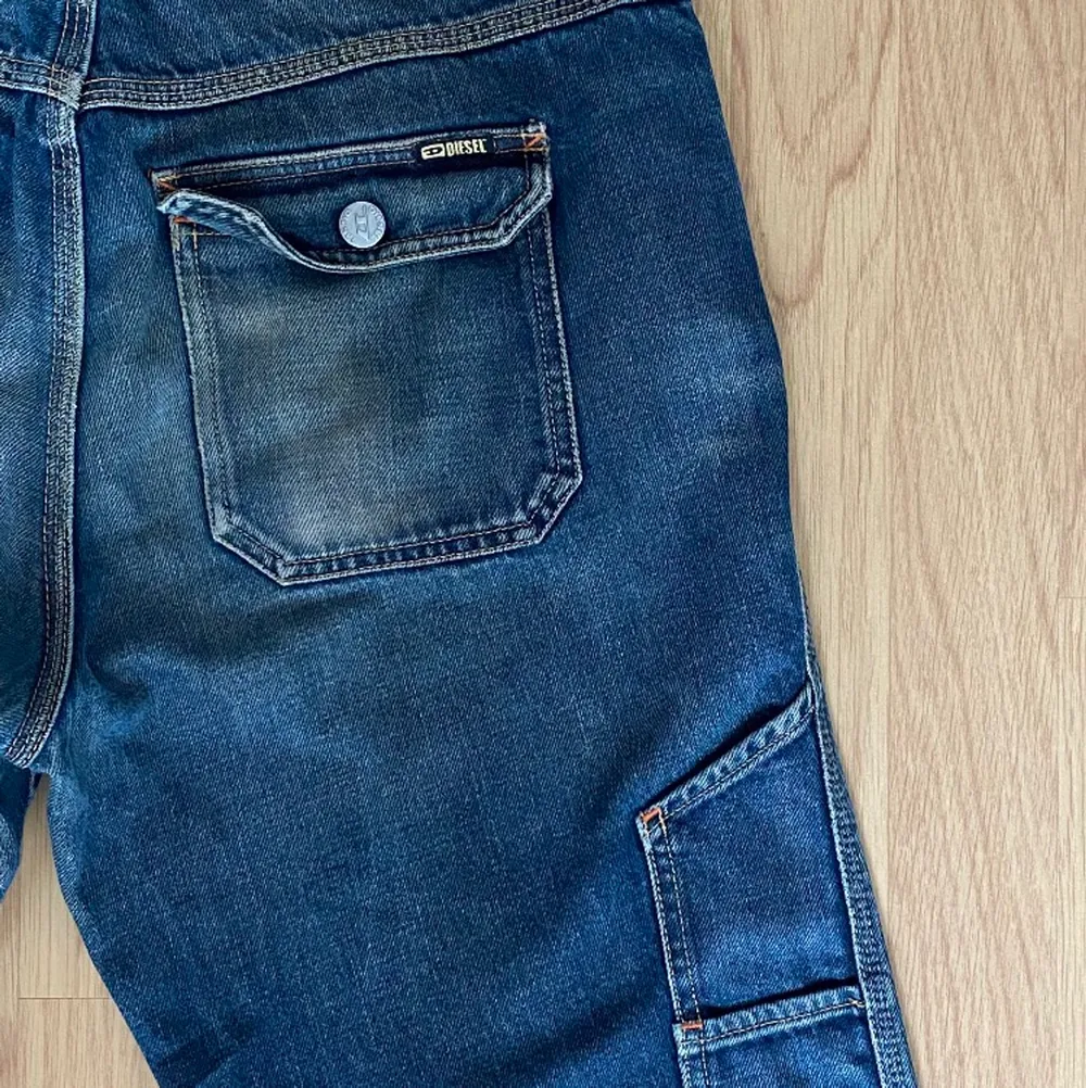 SKIT SNYGGA lågmidjade diesel jeans som carpenter! jätte bra skick och i storlek w28 l32. köparen står för frakt 💚. Jeans & Byxor.