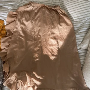 Kjol - Fin sommarkjol i luftigt tyg. Ljusrosa. Står inte vilken storlek men den är stor och den har resårband högst upp så den passar många storlekar