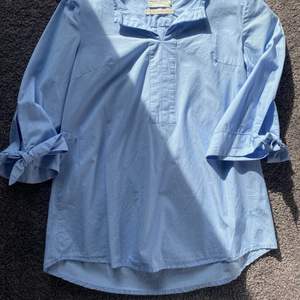 Blå blus från Lindex med knutar på ärmarna💙 säljer för att den är för liten💖
