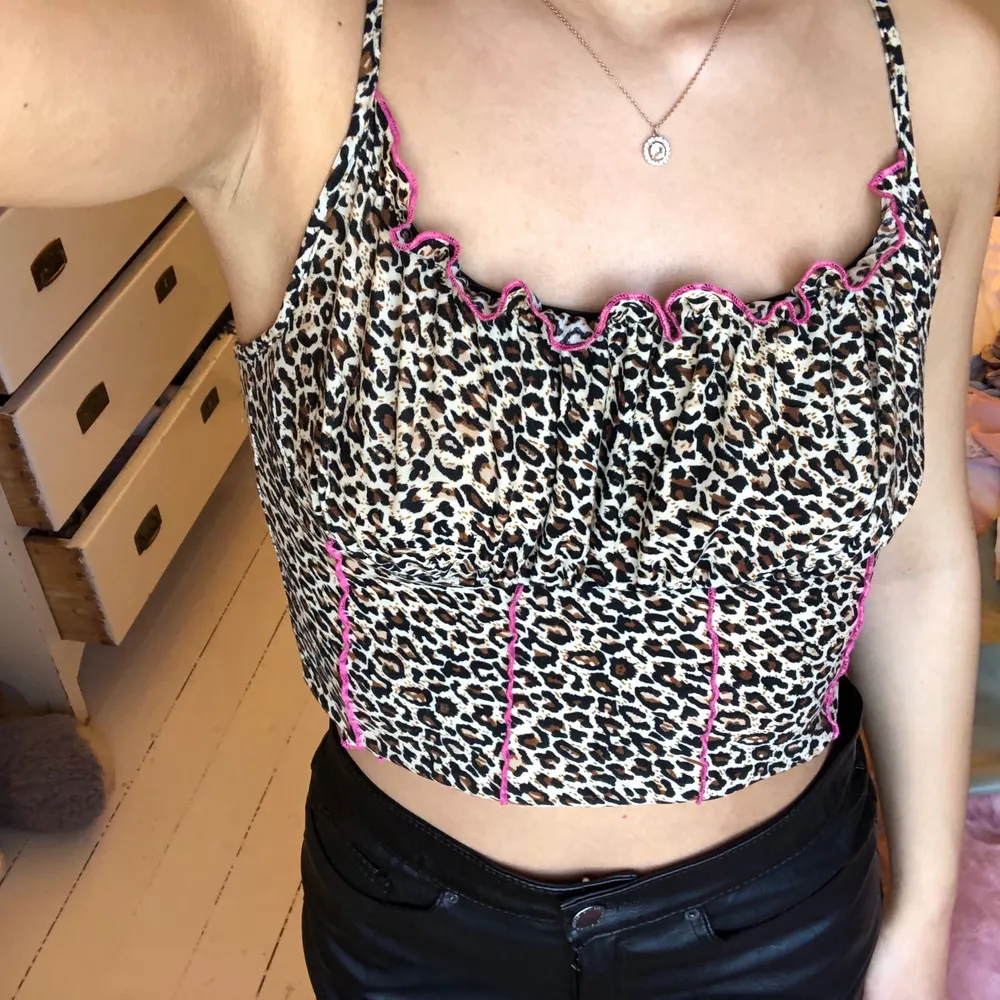 Ett leopard linne ifrån shein, aldrig använt. Passar dig som gillar mönster😚 DM för bättre bilder🤍. Toppar.