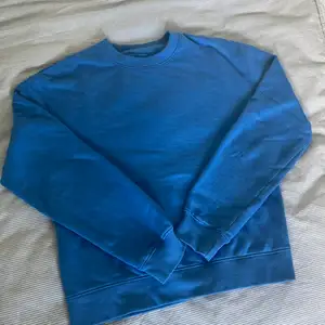 Säljer den här as snygga blåa sweatshirten! Köpt men aldrig använd så helt i nyskick! Köpt för 299kr