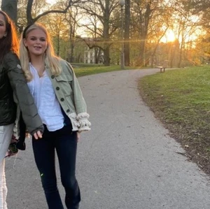 Grön jacka  - Jätte fin jacka från zara💚 den första bilden är lånad från Pinterest men dem andra är mina! Köparen står för frakten☺️