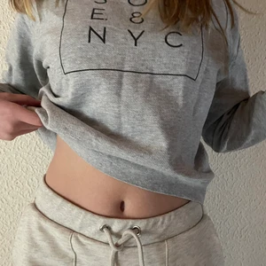 Grå sweatshirt med tryck - Stl 34, grå, 40+frakt