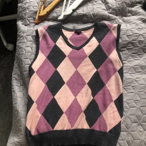 Väst - Stickad Rutig väst sparsamt använd storlek L men sitter som en S-M