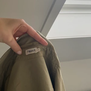 Grön jacka från filippa k - Jacka/overshirt från filippa K, strl M men skulle säga s/m